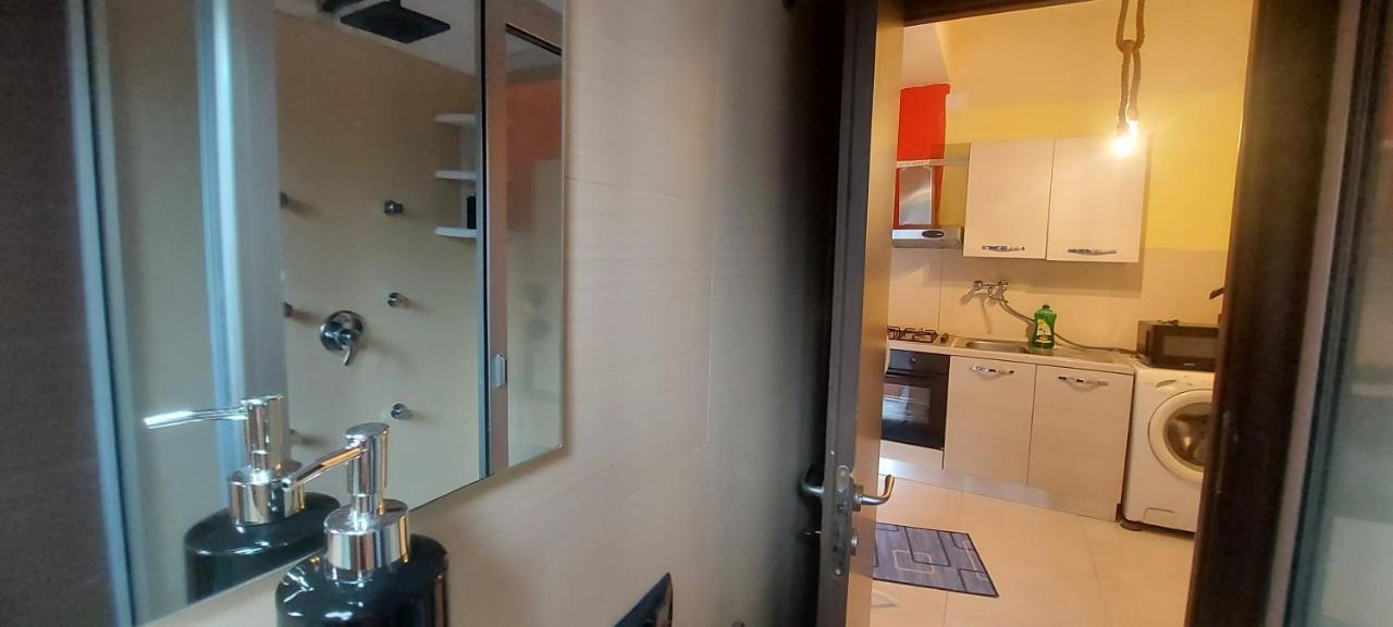 Stanza In Villa Con Giardino Con Box Doccia Idromassaggio Rent A Car Aci Bonaccorsi Dış mekan fotoğraf